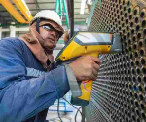 Inspetor industrial realizando teste em troca de calor com equipamento portátil.