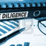 Diligenciamento de Inspeções e Equipamentos 6 Documentos e equipamentos de medição representando o conceito de diligenciamento na indústria.