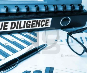 Diligenciamento de Inspeções e Equipamentos 1 Documentos e equipamentos de medição representando o conceito de diligenciamento na indústria.