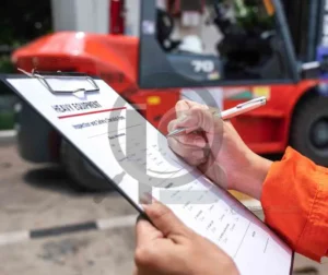 Diligenciamento de Inspeções e Equipamentos 4 Inspetor analisando documentos e checklist durante diligenciamento de inspeções e equipamentos.