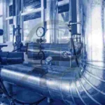 Representação digital de ambiente industrial com tubulações e equipamentos técnicos.