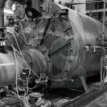 Equipamento industrial passando por inspeção e manutenção periódica