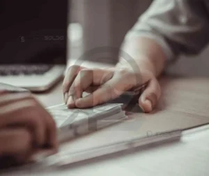 Diligenciamento de Inspeções e Equipamentos 5 Duas pessoas analisando documentos e diagramas em um ambiente de trabalho.