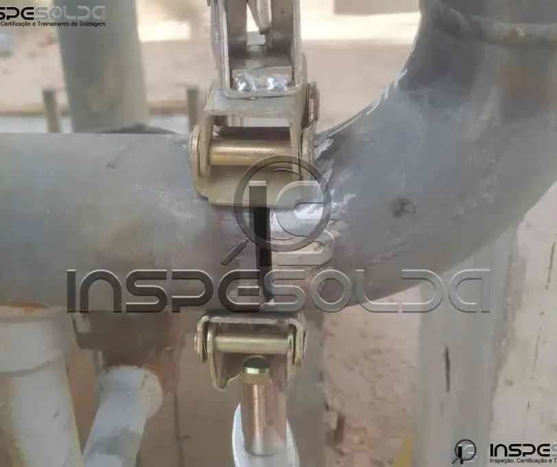 Inspeção dimensional em flange com instrumento de medição.