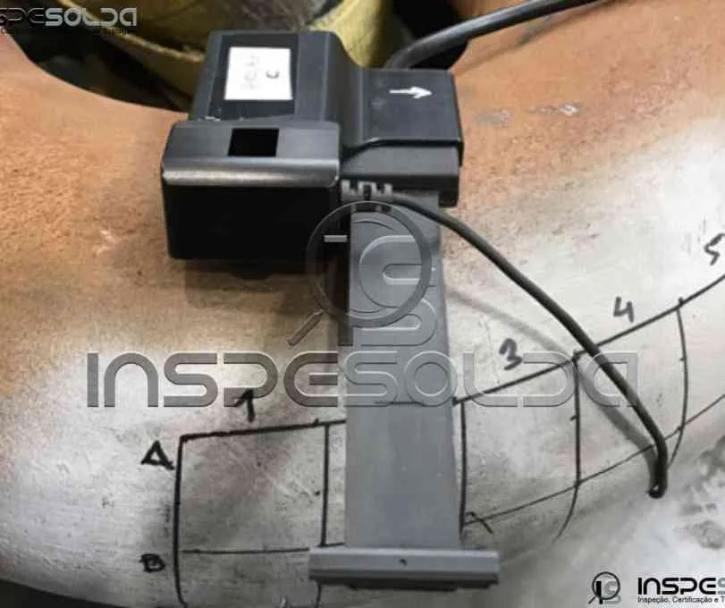 Serviço de Correntes Parasitas 1 Equipamento aplicado em superfície metálica para ensaio por correntes parasitas.