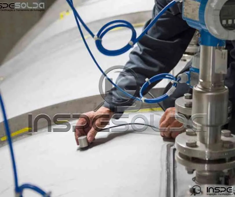 Serviço de Emissão Acústica 2 Profissional instala sensor para serviço de emissão acústica.