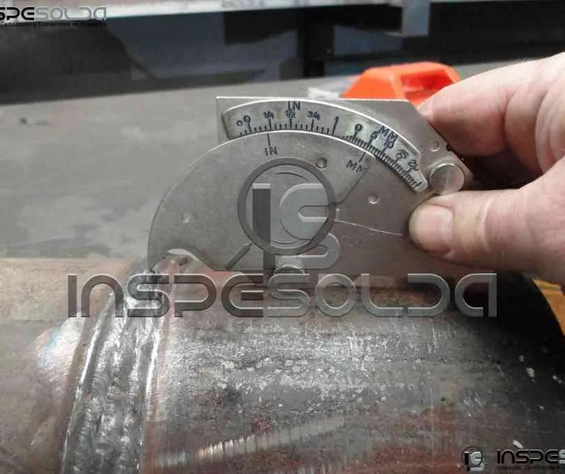 Serviço de Ensaio Visual 3 Técnico realiza inspeção visual em junta soldada.