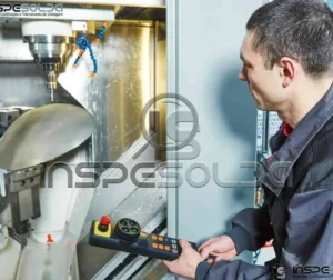 Técnico realiza controle dimensional em peça usinada.