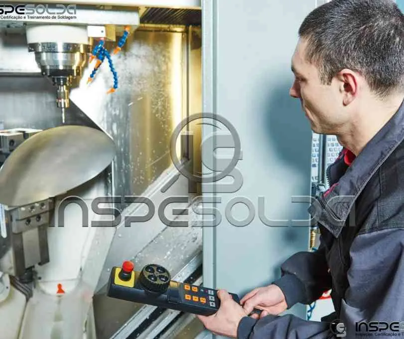 Empresa de Controle Dimensional 1 Técnico realiza controle dimensional em peça usinada.