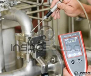 Técnico utiliza equipamento de emissão acústica em tubulação.
