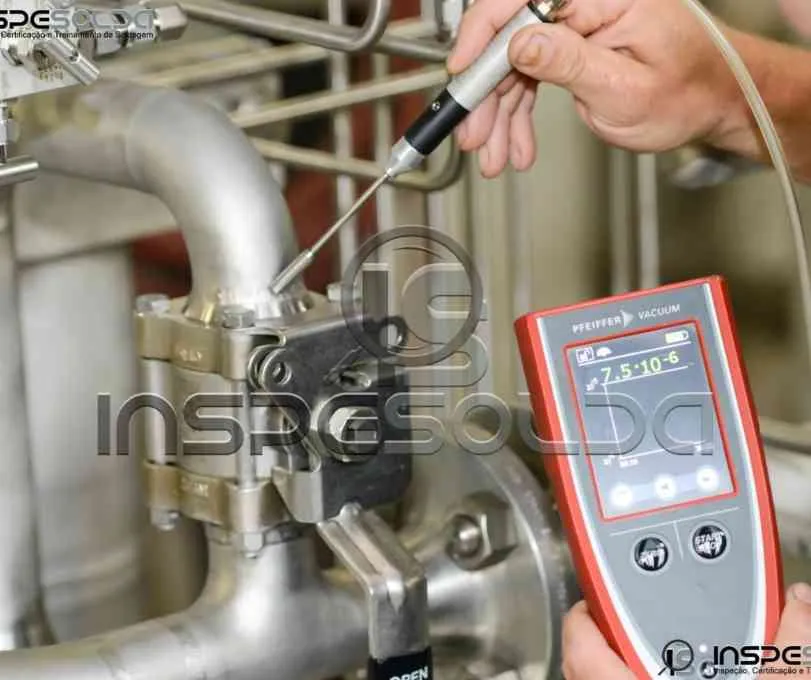 Empresa de Emissão Acústica 3 Técnico utiliza equipamento de emissão acústica em tubulação.