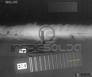 Imagem radiográfica de solda com indicador de qualidade de imagem (IQI).