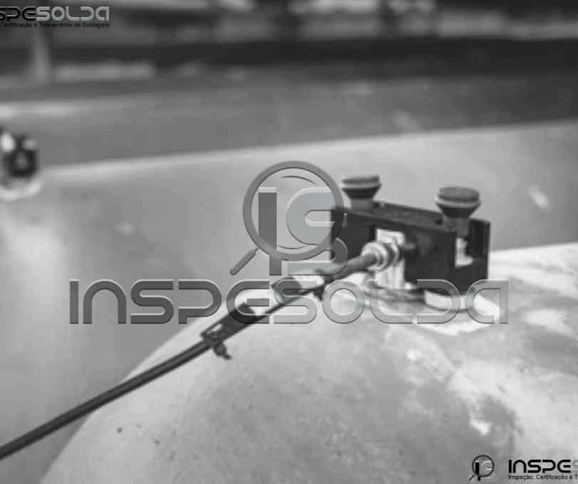 Ensaio de Emissão Acústica 6 Sensor de emissão acústica instalado em tubulação.