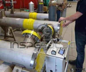 Profissional realiza teste de estanqueidade em sistema pressurizado.