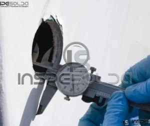 Medição de espessura com paquímetro digital em duto metálico.
