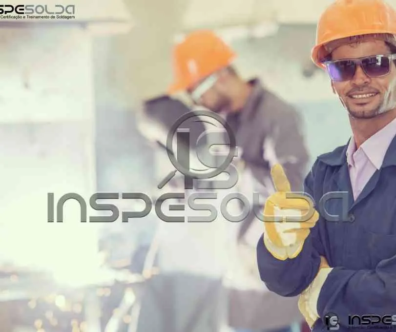 Equipe técnica realiza inspeção visual em ambiente industrial.