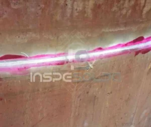 Inspeção por Ensaios Não Destrutivos Industrial 1 Trinca superficial detectada por ensaio com líquido penetrante.