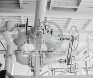 Equipamentos pressurizados em ambiente industrial durante inspeção técnica