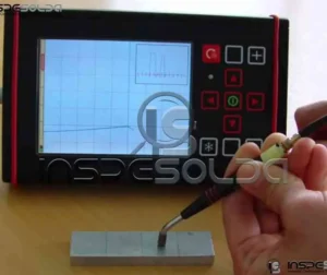 Equipamento de correntes parasitas exibindo sinais em tela digital.