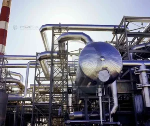 Vaso de pressão industrial em inspeção conforme norma regulamentadora