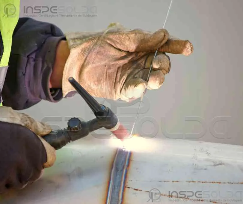 Soldador realizando treinamento prático no processo TIG com precisão.