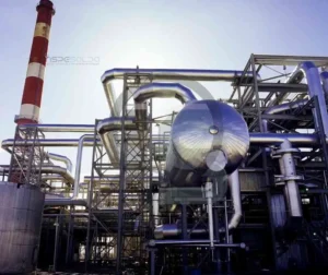 Projeto de Vasos de Pressão 2 Estrutura industrial com vasos de pressão e tubulações em ambiente fabril.