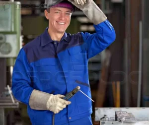 Treinamento de soldador eletrodo revestido 1 Profissional soldador sorrindo com EPI em ambiente industrial.