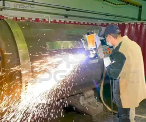 Certificação de solda por resistência 1 Técnicos operando máquina de solda por resistência em ambiente fabril.