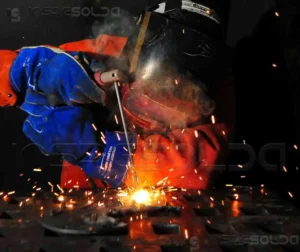 Certificação de soldador eletrodo revestido 1 Soldador operando processo com eletrodo revestido em ambiente industrial.