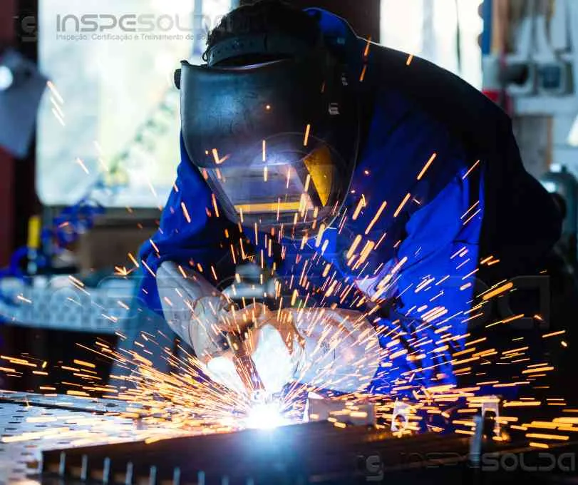 Certificação de soldador MIG 6 Soldador MIG em ação, demonstrando versatilidade e eficiência na solda.