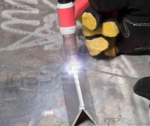 Soldador realizando solda TIG, representando qualidade e precisão técnica.