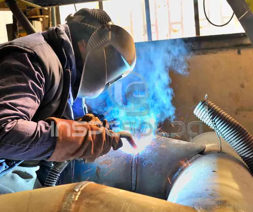 Soldador executa junta de teste para certificação técnica.