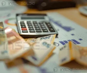 Calculadora sobre gráficos financeiros representando análise de investimento.