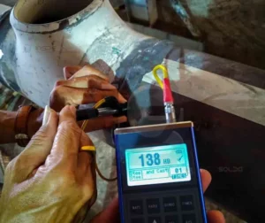 Dispositivo da Inspesolda medindo energia em teste de impacto