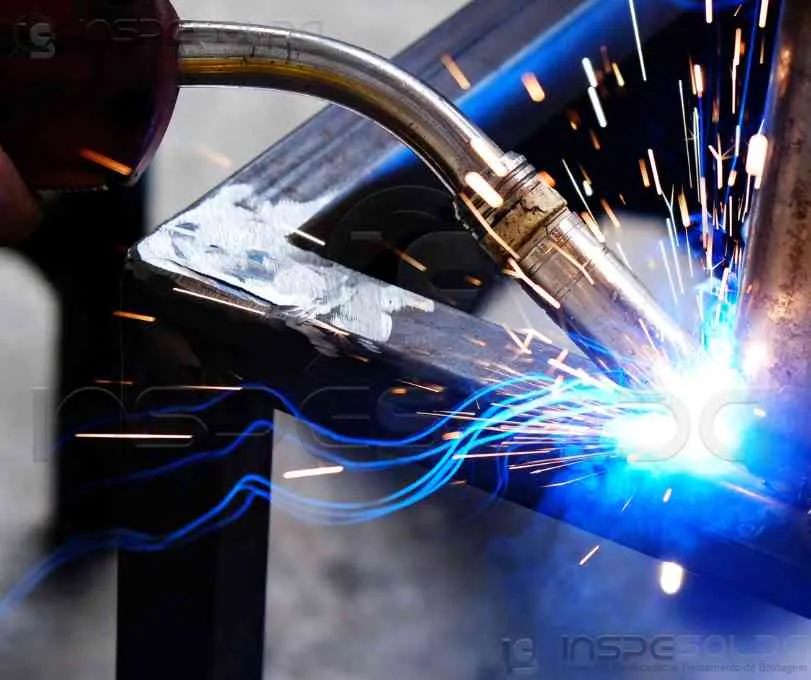 Certificação de soldador MIG/MAG 7 Faíscas durante processo de soldagem MIG/MAG em ambiente industrial.