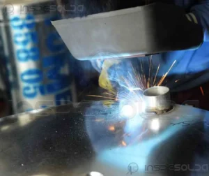 Processo de soldagem automatizado com foco em precisão e qualidade.