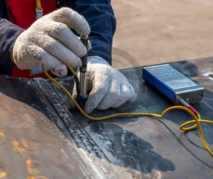 Profissional da Inspesolda realizando teste de impacto em amostra metálica