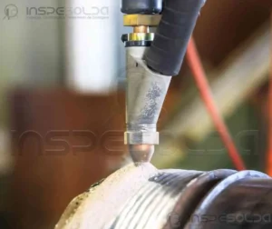 Soldagem de precisão realizada por profissional qualificado com EPI.