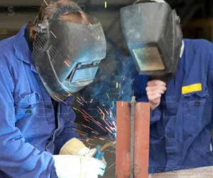 Qualificação de soldador MIG/MAG 1 Soldadores em prática supervisionada no processo MIG/MAG.