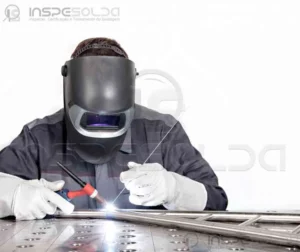 Qualificação de soldador TIG 1 Soldador com EPI preparando-se para qualificação no processo TIG.