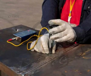 Técnico da Inspesolda prepara material para teste de impacto industrial