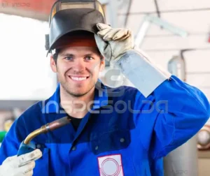 Operador de soldagem com certificado e EPI sorrindo.