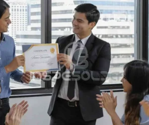 Profissional entrega certificado de soldador em cerimônia técnica.