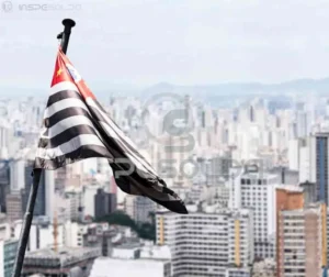 Certificação de soldadores em São Paulo 3 Vista da cidade de São Paulo com bandeira do estado em destaque.