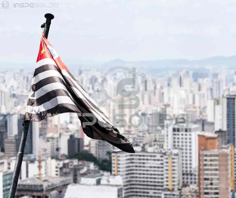 Certificação de soldadores em São Paulo 2 Vista da cidade de São Paulo com bandeira do estado em destaque.