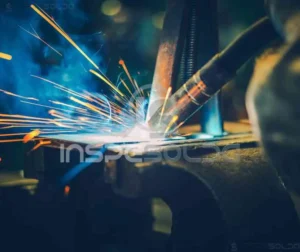 Soldagem com arco elétrico em ambiente industrial.