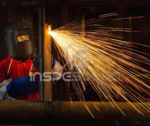 Qualificação de solda preço 1 Soldador trabalhando com faíscas intensas durante o processo de qualificação.
