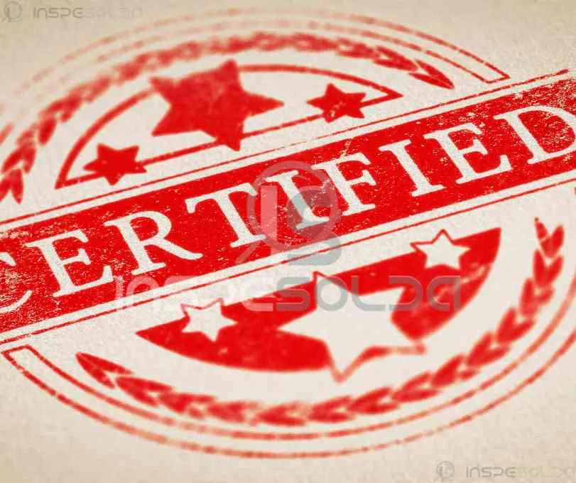 Recertificação de operadores de soldagem 15 Imagem com selo de certificação vermelha simbolizando a recertificação de operadores de soldagem.