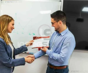 Profissionais discutem valores e condições para recertificação de soldagem em ambiente corporativo.