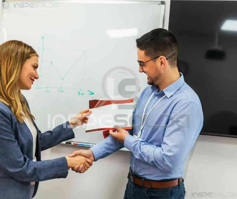 Profissionais discutem valores e condições para recertificação de soldagem em ambiente corporativo.
